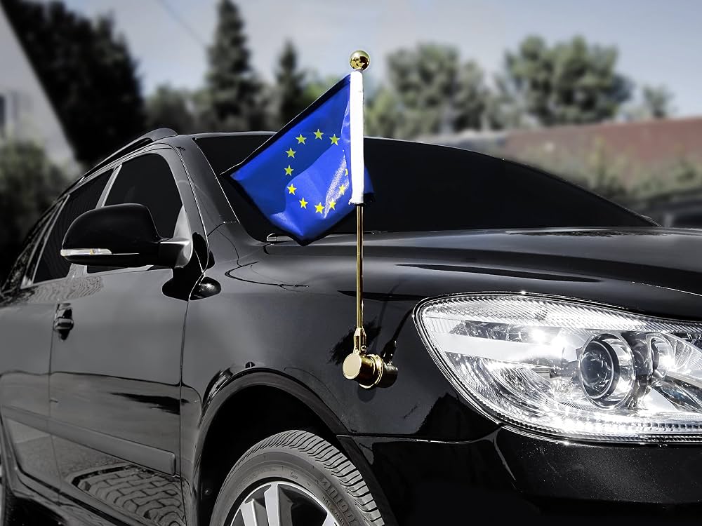 Fanion européen sur une berline diplomatique noire
